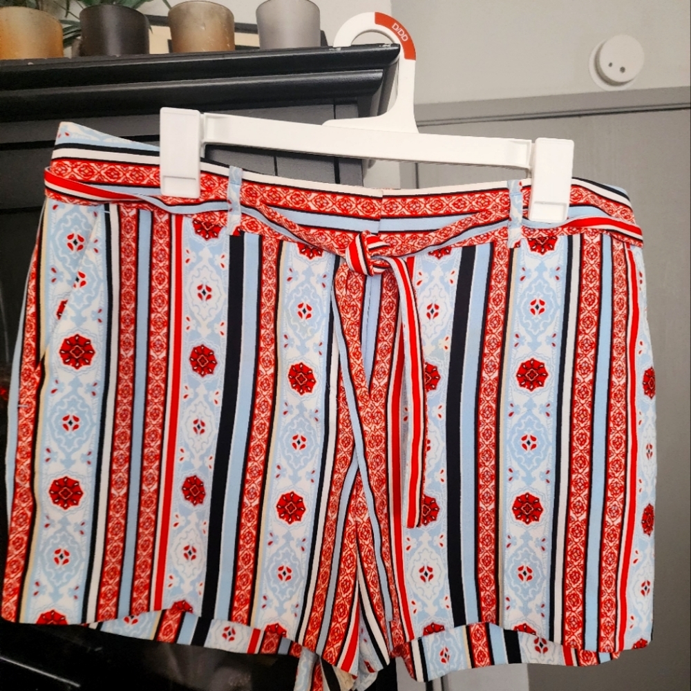 Loft dress shorts, size 10, nice looking dress shorts... only worn once.